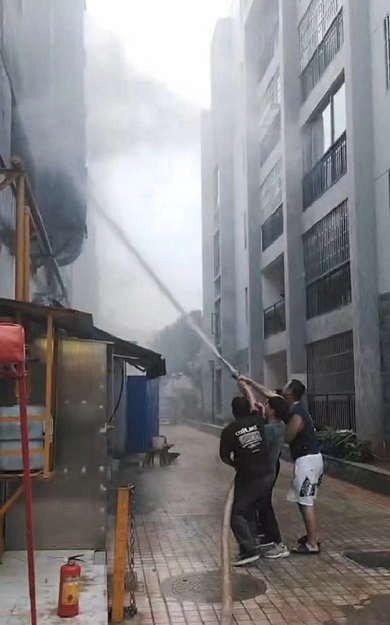 云南保全保安員  臨危不懼、奮勇當(dāng)先、勇敢撲滅火災(zāi)