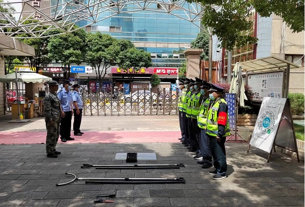 云南保全聯(lián)合昆明市第十二中學(xué)校、吳井路派出所  開展校園保安反恐防暴技能培訓(xùn)及演練簡報